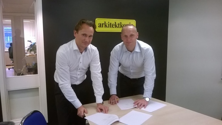 Na fotografii vlevo Gunnar Duintjer, generální ředitel Arkitektkopia, vpravo Roman Petr, jednatel Copy General. Webová platforma pro sdílení informací a dokumentů v průběhu stavebního projektu