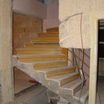 Vzhled schodiště po vybourání vnitřních příček - Po odstranění heraklitu se odkrylo monolitické betonové schodiště vedoucího ze sklepa až do druhého patra