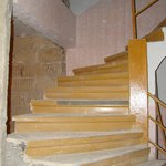 Vzhled schodiště po vybourání vnitřních příček - Po odstranění heraklitu se odkrylo monolitické betonové schodiště vedoucího ze sklepa až do druhého patra