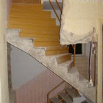 Vzhled schodiště po vybourání vnitřních příček - Po odstranění heraklitu se odkrylo monolitické betonové schodiště vedoucího ze sklepa až do druhého patra