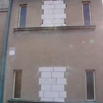 Pohled na dům se zazděnými okny