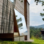 Skleník, stodola nebo rodinný dům? Dřevostavba ladí i s přírodou Foto: Miran Kambič