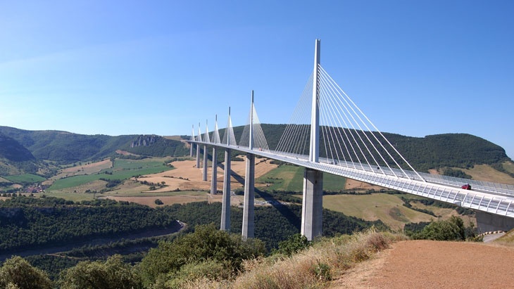 Viadukt v Millau: obdivuhodná stavba nad malebným údolím