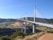 Viadukt v Millau: obdivuhodná stavba nad malebným údolím