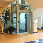 Moderní mini výtah v ocelové konstrukci v Základní škole Velká Polom. Zdroj: Lift Components s.r.o. 