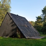 Dřevěný stan: Chatu ve tvaru A si oblíbili nejen Češi. Norský architekt ji posunul do současnosti Foto:  Toomas Tuul