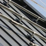 Unikátní systém držáků solárních panelů pro plechové krytiny – SATJAM Solar   Zdroj: SATJAM
