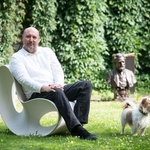 Tomáš Hejtmánek je původně restaurátorem a dodnes umí rámy vyrobit foto: rene volfik
