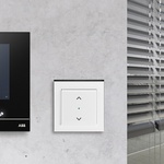 Multifunkční dotykový panel pro ovládání žaluzií, osvětlení, vytápění atd. z jednoho místa v celém domě (ABB free@home®) + tlačítkový ovladač – snímač (Levit®) Zdroj: ABB