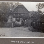 Snímek zachytil skupinu studentů architektury při exkurzi v terénu do Pojizeří roku 1926. Fotoaparátem i na papír zaznamenávali exteriéry vesnických staveb; zde statek v Mrkvojedech čp. 11, okres Jičín FOTO: autor neznámý, 1926