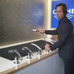 Například sprchové baterie lze v showroomu GROHE LIVE PRAHA v  Praze 4 porovnat v reálném provozu. Účastníkům tiskové konference baterie předvedl Josef Mařík, vedoucí showroomu.