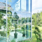 Bydlí jako ve skleníku. Dům bez klasické fasády je experiment pro soužití s okolím Foto: Comte/Meuwly