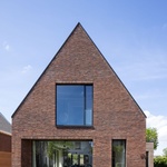 Archetypální ale moderní rodinný dům: Cihlová fasáda, sedlová střecha, solární panely splývají se střechou foto: Stijn Poelstra