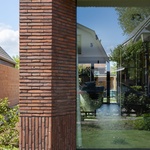 Archetypální ale moderní rodinný dům: Cihlová fasáda, sedlová střecha, solární panely splývají se střechou Foto:  Stijn Poelstra