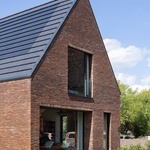 Archetypální ale moderní rodinný dům: Cihlová fasáda, sedlová střecha, solární panely splývají se střechou Foto:  Stijn Poelstra