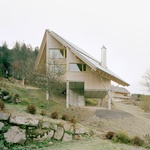 Trvale obyvatelná rekreační dřevostavba stojí ve svahu na betonových nohách. Architekturu ovlivnila příroda i stavební předpisy Foto: Hervé Abadie