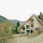 Trvale obyvatelná rekreační dřevostavba stojí ve svahu na betonových nohách. Architekturu ovlivnila příroda i stavební předpisy Foto: Hervé Abadie
