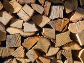 Palivové dřevo musí mít správnou vlhkost. Zkusili jsme, jakou vlhkost má po osmi dnech