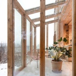 Roubenka v moderním střihu. Má zimní zahradu a výhled do přírody Foto: Tom Auger