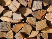 K vytápění používejte jen suché dřevo. Jaký je stav vysychání polen po 16 dnech?