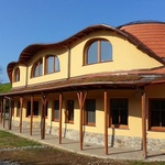 Přístrešek má sedlovou střechu na dvanácti dřevěných kulatých sloupech Foto: Studio ARC