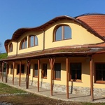 Přístrešek má sedlovou střechu na dvanácti dřevěných kulatých sloupech Foto: Studio ARC