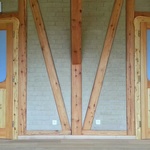 Hrazděné zdivo je z modřinových trámů. Dveře i okna jsou také z modřínového dřeva Foto: Studio ARC