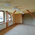 Přednáškový a víceúčelový sál v 1.patře mlekárny. Zadní stěna je v barvě hliněné omítky. Stropy jsou lazurovaný přirodními rostlinnými barvami Foto: Studio ARC