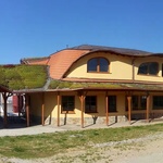 Třípodlažní zděná budova s podkrovím a sklepem zbudovaná na místě bývalé stáje a jímky Foto: Studio ARC