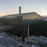 Rodinná chata z ostrova, který není ostrovem. Architekti využili potenciál místa Zdroj: Øystein Aspelund