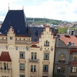 Obr. 1 Pohled na střechy činžovních domů v Pařížské ulici z počátku 20. století, které jsou doplněny množstvím střešních oken (fotografie K. Kroftová). 