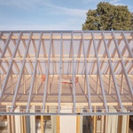Neopakovatelný výhled ze svého domu mají díky kompletně prosklené střeše na dřevostavbě Foto: Tobias Koenig, Michael Romstoeck