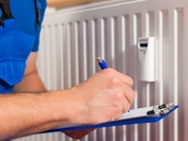 Jak ušetřit za vytápění v bytovém domě? Otáčením termostatických hlavic si moc nepomůžete. Odborník poradí