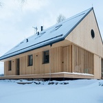 Rekreační chata na Lipně je malý zázrak. Na místě původní chatky vyrostl moderní dům tradičního tvaru Foto: Tomáš Mach