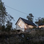 „Rozříznutá“ severská chata na 30 čtverečních metrech. Vejde se do ní celá rodina. Vyrostla v chráněném území na místě starého domku Foto: Tom Auger