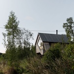 „Rozříznutá“ severská chata na 30 čtverečních metrech. Vejde se do ní celá rodina. Vyrostla v chráněném území na místě starého domku Foto: Tom Auger