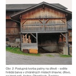 Postupná tvorba patiny na dřevě – světle hnědá barva v chráněných místech tmavne; dřevo, na které prší, šedne; Obertiliach, Tyrolsko.  Zdroj: Jan Vinař, NPÚ