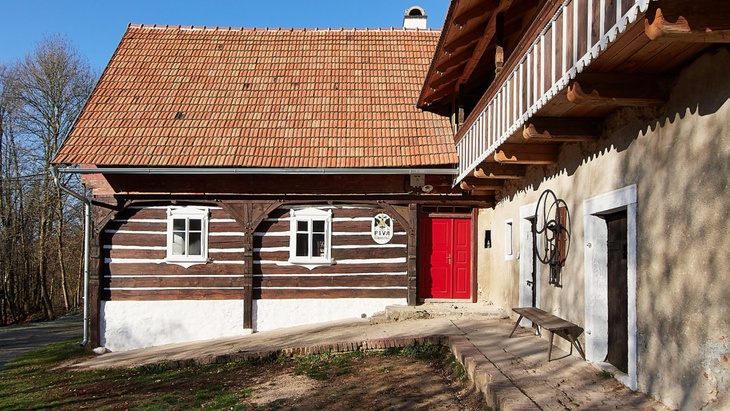 Rekonstrukce domu a restaurace v obci Trávníček (Zdroj: Sdružení Dubáci) Rekonstrukce domu a restaurace v obci Trávníček (Zdroj: Sdružení Dubáci)