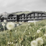 Hotel ze dřeva je inspirován tradiční architekturou převyprávěnou moderním stylem. Interiéru i fasádě vládne přírodní materiál Foto: Gustav Willeit, Daniel Zangerl, Jörgen Camrath