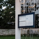 Sloup se skleněnou stěnou a s navigací Foto: Tomáš Hejzlar