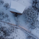 Jako orlí hnízda na skále. Netradiční chaty mají přístup po lávkách a úchvatný výhled na přírodní scenérii Foto: Elin Engelsvoll