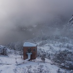 Jako orlí hnízda na skále. Netradiční chaty mají přístup po lávkách a úchvatný výhled na přírodní scenérii Foto: Elin Engelsvoll