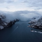 Jako orlí hnízda na skále. Netradiční chaty mají přístup po lávkách a úchvatný výhled na přírodní scenérii Foto: Elin Engelsvoll