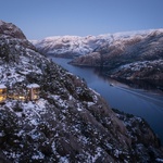 Jako orlí hnízda na skále. Netradiční chaty mají přístup po lávkách a úchvatný výhled na přírodní scenérii Foto: Elin Engelsvoll