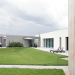Moderní dům otevřený do zahrady má vše, co si dovedete představit Foto: Robert Žákovič