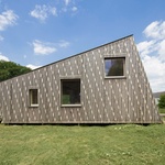 Jak se staví dřevostavba s izolací ze slámy svépomocí? Malá chata vás ohromí architekturou i interiérem Foto: Juri Troy architects