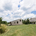 Jak se staví dřevostavba s izolací ze slámy svépomocí? Malá chata vás ohromí architekturou i interiérem Foto: Juri Troy architects