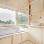 Jak se staví dřevostavba s izolací ze slámy svépomocí? Malá chata vás ohromí architekturou i interiérem Foto: Juri Troy architects
