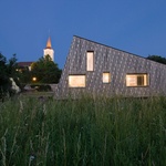 Jak se staví dřevostavba s izolací ze slámy svépomocí? Malá chata vás ohromí architekturou i interiérem Foto: Juri Troy architects