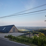 Fasáda z korku, skleněné stěny. Dům v Řasovce s unikátním výhledem je luxus bez okázalosti Foto: BoysPlayNice